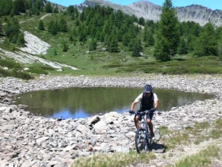 在 Barcelonette 附近骑山地自行车